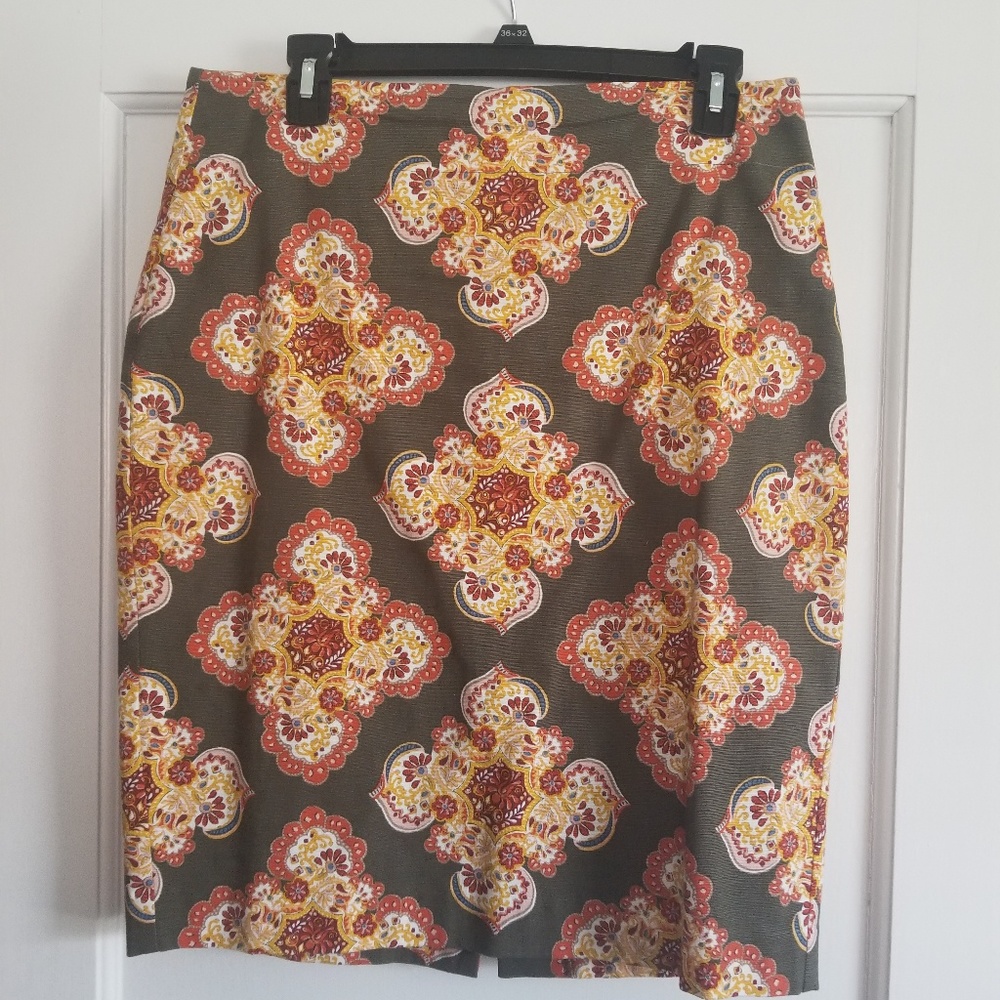 Patterned pencil skirt
